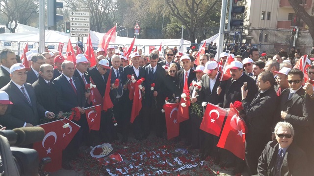 14 STK Ankara Merasim Sokak'a Karanfil Bıraktı