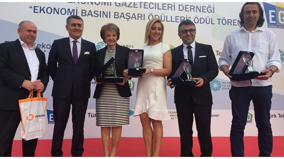 TÜRKONFED Başkanı Turan, EGD Ekonomi Başarı Ödüllerini Verdi