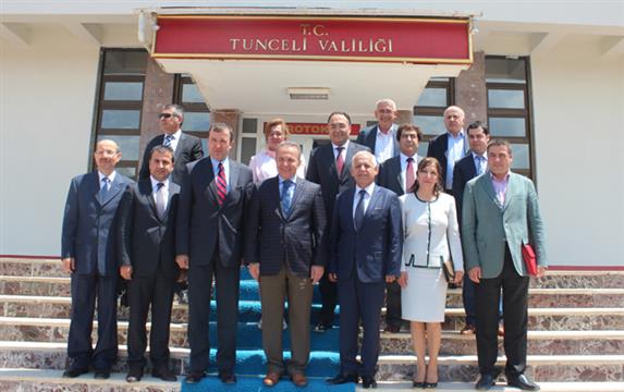 Süleyman Onatça Tunceli’de TÜRKONFED Raporunu Tanıttı