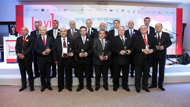 TÜRKONFED'in 10. Kuruluş Yılı Zirvesi'nde Kurucu Üyelere Birer Plaket Takdim Edildi.