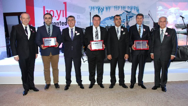 TÜRKONFED'in 10. Kuruluş Yılı Zirvesi'nde Yeni Katılan Federasyonlara Birer Plaket Takdim Edildi.