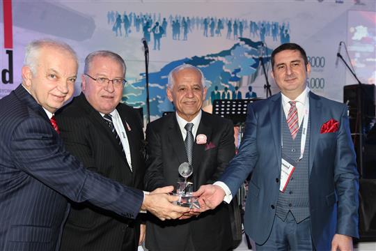 TÜRKONFED'in 10. Kuruluş Yılı Zirvesi'nde panelistlere birer plaket takdim edildi.